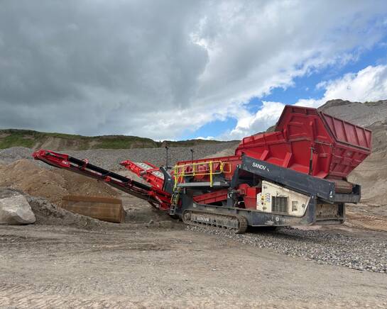 Мобильный грохот Sandvik QE342 — общий вид со стороны загрузочного бункера