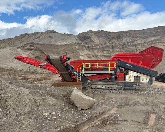 Гусеничный грохот Sandvik QE342 — боковой вид и разгрузочные конвейеры