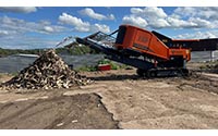 Выгрузка измельчённой древесины с конвейера ARJES IMPAKTOR 350 EVO II